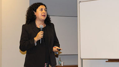 Paola Santander, director Biblioteca de Teología. (Foto UDD)