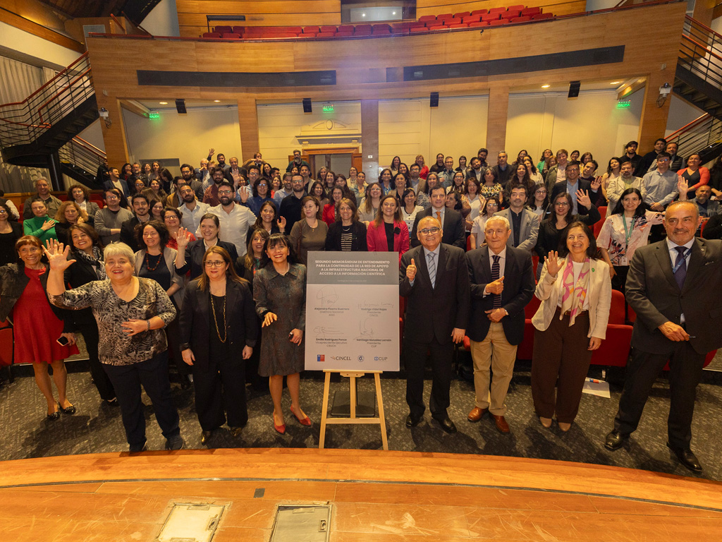 Personas, autoridades, investigadores y directoras en un auditorio felices en lanzamiento de espacio ciencia